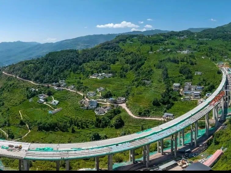 宁攀高速ZCB1-6项目新房子大桥双幅贯通